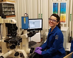 Ximena Garcia Arceo on the DIC microscope