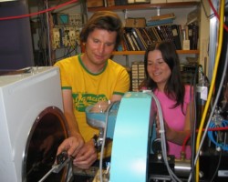 Hauke and Nataly placing X-ray sample